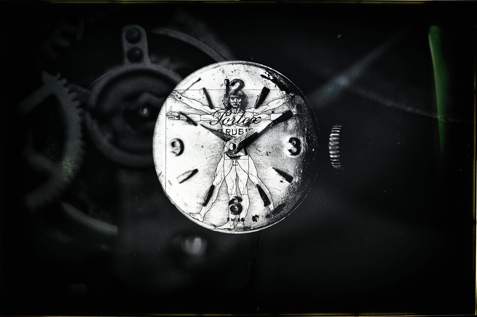 Polvere di stelle, Ita In occasione di una delle mie ricorrenti visite presso un mercatino antiquario ho avuto modo di acquistare dieci vecchie casse di orologi, le quali, riflettendo, mi hanno ispirato un progetto sul
